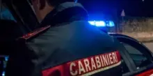 Uccidono il padre e lo nascondono nella cassapanca in casa: fermati i due figli