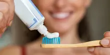 Dentrifrici, dal piombo al biossido di titanio: i migliori e i peggiori. Cosa rivela l’ultimo test de Il Salvagente