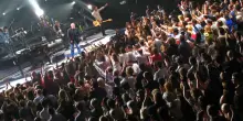 “Mi dispiace, ma devo curarmi”. L’annuncio improvviso del cantante: concerti cancellati