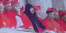 “Chi è quell’uomo”. Con i cardinali di Leone XIV, tutti lo hanno notato
