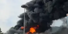 Italia, terribile incendio. Fiamme alte e colonna di fumo visibile per chilometri (VIDEO)