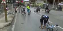 Giro d’Italia nel caos: maxi-caduta e tappa neutralizzata, panico in strada