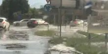 Violenta tempesta di grandine sulla città, strade imbiancate e allagamenti