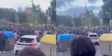 Dramma all’improvviso, auto sulla folla: urla e panico tra la gente