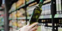 Olio d’oliva, il nuovo test su quelli del supermercato: i migliori e i peggiori (tra ftalati e contaminanti)