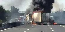Inferno in autostrada, fiamme altissime e traffico paralizzato: la situazione