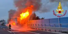 Incendio in autostrada, camion va a fuoco! Colonna di fumo a km di distanza