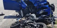 Incidente mortale, scontro tremenda tra auto e moto. La morte immediata