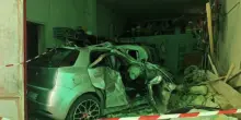 Schianto mostruoso contro il portone di un garage: morti due giovanissimi
