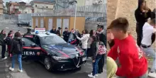 Un fallo durante la partita e a scuola si scatena la furia: 16enne accoltella 18enne all’uscita