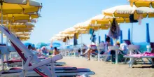 Ombrelloni e lettini estate 2025: dove costa meno e i trucchi per risparmiare