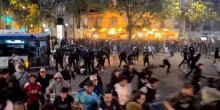 Auto piomba sulla folla dopo la partita: notte di festa finisce in tragedia, il video