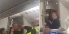 “Stiamo precipitando”. Incubo in volo, hostess prese a pugni e calci