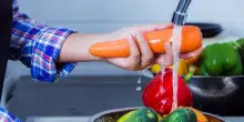 Frutta e verdura, qual è il modo migliore di lavarle. I consigli dell’esperto: “E addio pesticidi”