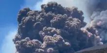Etna, nube eruttiva alta chilometri: crollo cratere scatena fontana di lava