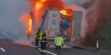 Inferno di fuoco in autostrada, tutto bloccato: chilometri di coda