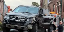 Tragico schianto, perde il controllo dell’auto e travolge la folla