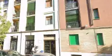 “Urla, colpi, poi il silenzio”: uomo ucciso in casa dopo una lite, in caserma i tre coinquilini