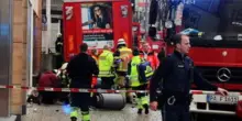 Auto sulla folla: ferite anche moglie e figlia del conducente