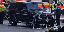 Terrore in strada, donna accoltella i passanti: uccisa dalla polizia