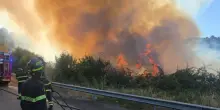 Sardegna, ventiquattro incendi e aeroporto chiuso: l’isola stretta nella morsa del fuoco