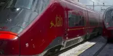 Treni fermi e passeggeri nel caos: guasto a un convoglio, ritardi fino a due ore sulla Roma-Napoli