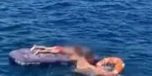 Terrore in mare: bimbo e nonna trascinati al largo su un materassino…