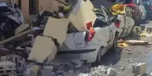 Sassari, esplosione in una palazzina: i vigili del fuoco rischiano di essere travolti