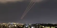 Israele distrugge impianti militari a Teheran, colpiti anche sito nucleare e ambasciata Usa