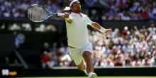 Vince Alcaraz, ma Wimbledon celebra Fognini: meravigliosa partita, Fabio porta Carlitos al quinto