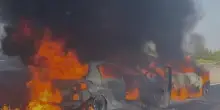 Auto in fiamme in autostrada, si scatena l’inferno: una nuvola di fumo, tutto bloccato