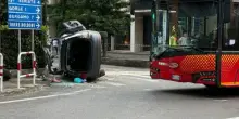 Auto contro un bus, l’incidente è spaventoso: dramma in Italia, ci sono morti e feriti