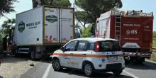 Schianto spaventoso, muore tra le lamiere sotto gli occhi della sorella: traffico paralizzato
