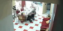 Cinghie e nastro adesivo, orrore nella casa di riposo in Italia: cosa facevano agli anziani