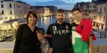 “Ha ucciso così i genitori e il fratellino”. È arrivata la sentenza dopo l’orrore