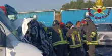 “Morti uno accanto all’altra”. Italia, schianto spaventoso: una famiglia distrutta, a bordo anche i figli