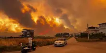 Incendio spaventoso a pochi passi dall’aeroporto: voli cancellati, caos totale