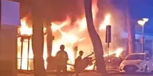 Il bar esplode all’improvviso, incendio devastante: tutti in fuga, il video è spaventoso