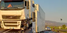Schianto micidiale, preso in pieno da un camion: muore a 17 anni dopo un volo di 70 metri