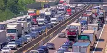 Camion si ribalta in autostrada: code mai viste e disagi enormi
