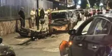In tre sullo scooter si scontrano con due auto: bilancio grave