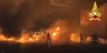 Rapina in centro, fiamme e rapinatori in fuga: è panico