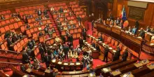 Decreto sicurezza, seduta sospesa durante voto finale: senatori Pd-M5S-Avs seduti per terra per protesta
