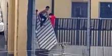 Rivolta nel carcere Marassi di Genova: detenuti sul tetto, feriti due agenti. “Disordini partiti da un tentativo di stupro”