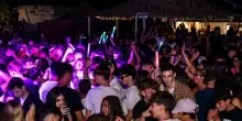Consumano drink in discoteca e si sentono male, 25 persone in ospedale: “Ecco la causa”