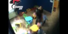Due maestre d’asilo indagate: “Strattoni e insulti razzisti ai bimbi”. Ci sono i video