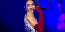 Elodie sventola la bandiera della Palestina sul palco durante il concerto a San Siro