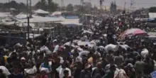 Gaza, l’esercito israeliano spara sulla folla in fila per il cibo: 31 morti e 200 feriti, è strage