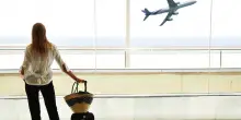 Voli, l’UE cambia le regole su rimborsi e bagagli. Tutto quello che devi sapere (caos totale!)