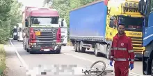 Tragedia nel traffico, ciclista travolto e ucciso da un tir: impatto atroce mentre attraversava